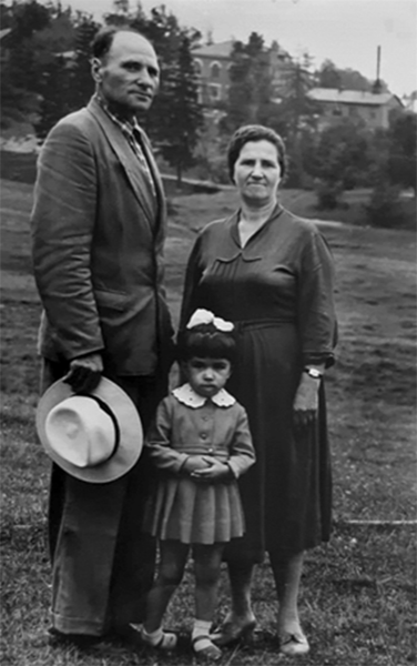 Мой прапрадед Федор и прапрабабушка Шура и моя бабушка Света
